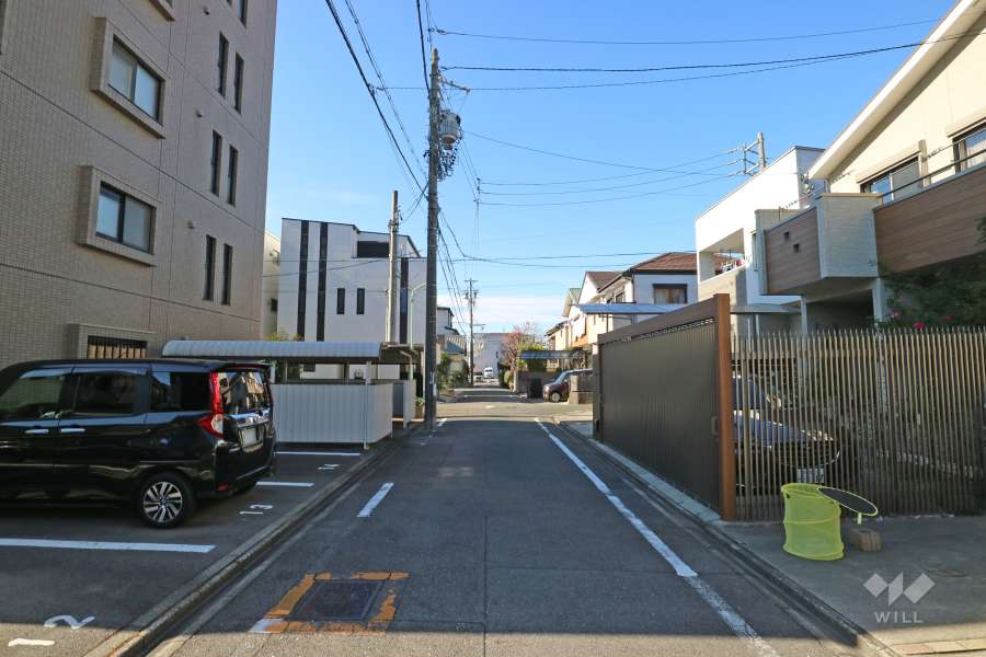 敷地北側の前面道路（東側から）