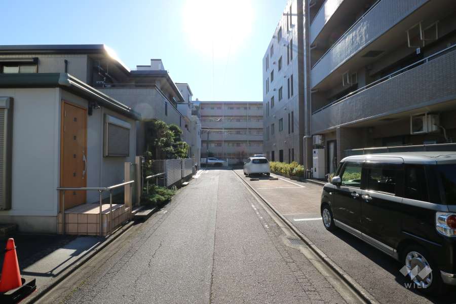 敷地東側の前面道路（北側から）