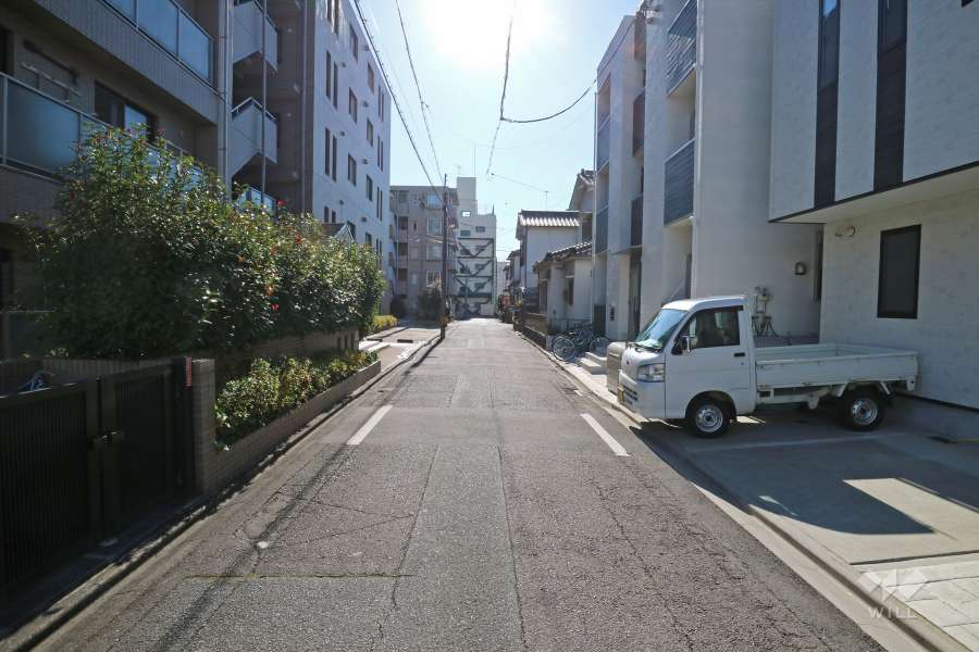 敷地西側の前面道路（北側から）