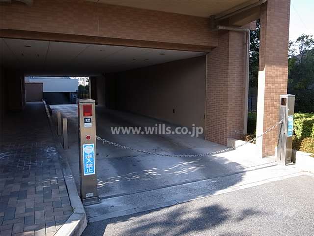 駐車場出口（出入り口にはロボットゲートが設置されています）