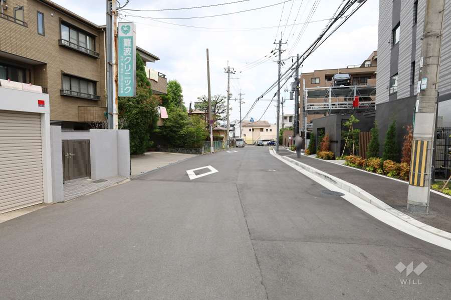 敷地北側の前面道路（西側から）