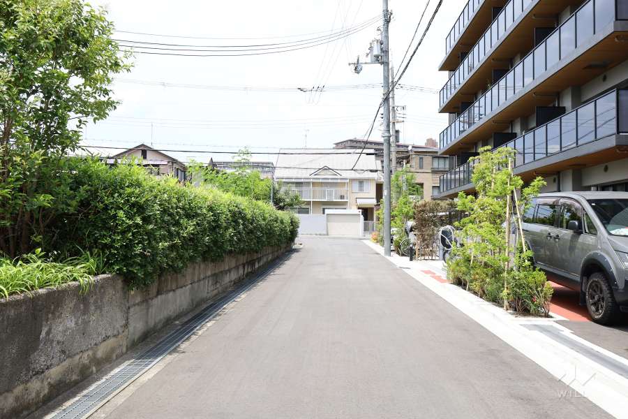 敷地東側の前面道路（南側から）