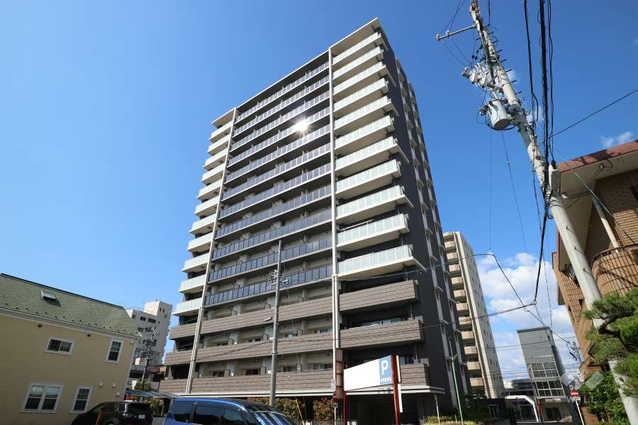 プレサンスロジェ千種の外観（南側から）