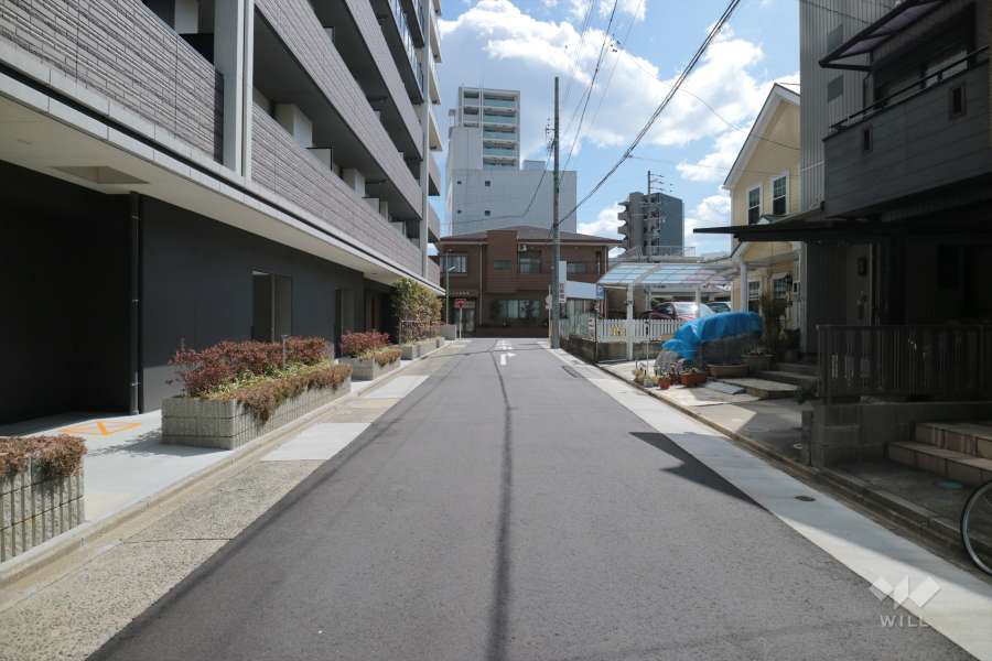 敷地南西側の前面道路（南東側から）