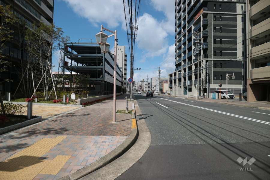 敷地北東の側前面道路（南東側から）