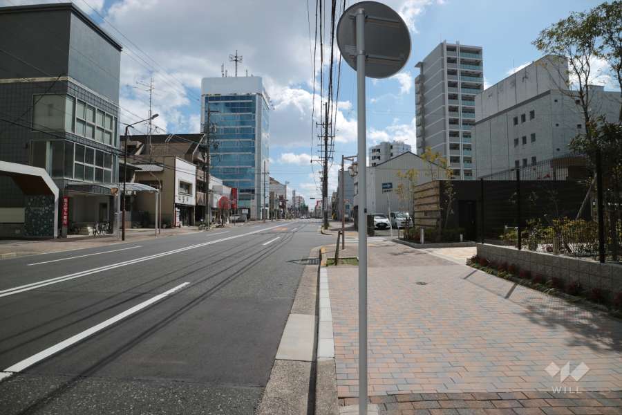 敷地北東側の前面道路（北西側から）