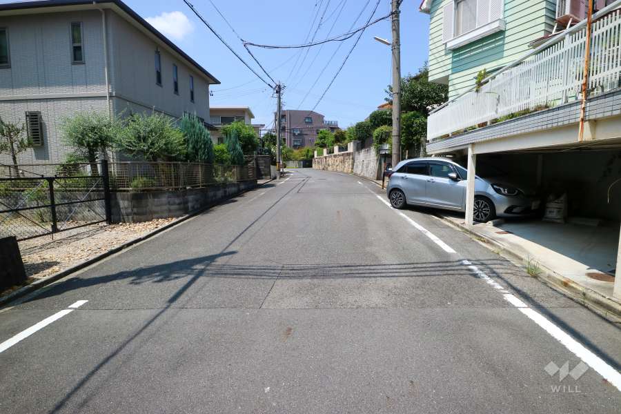 敷地北側の前面道路（東側から）