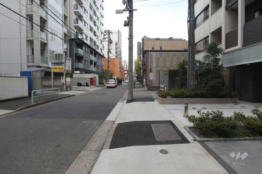 敷地北側の前面道路(西側から)