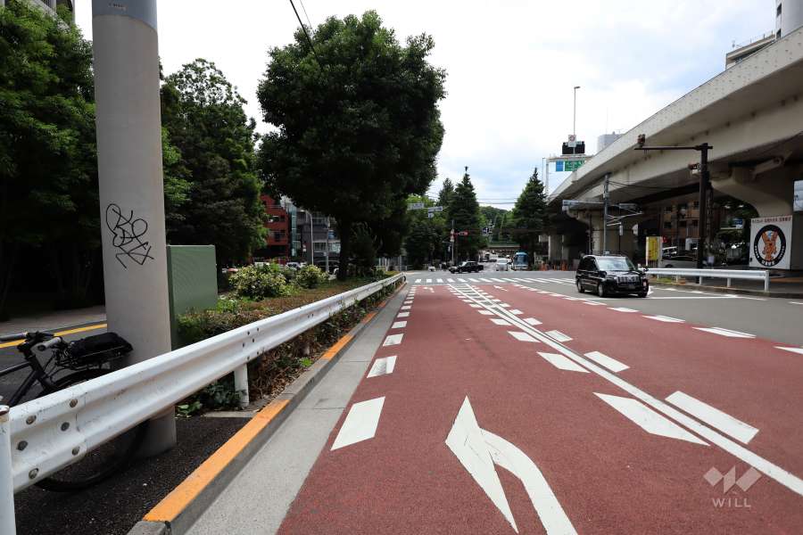 敷地北西側の前面道路（北東側から）