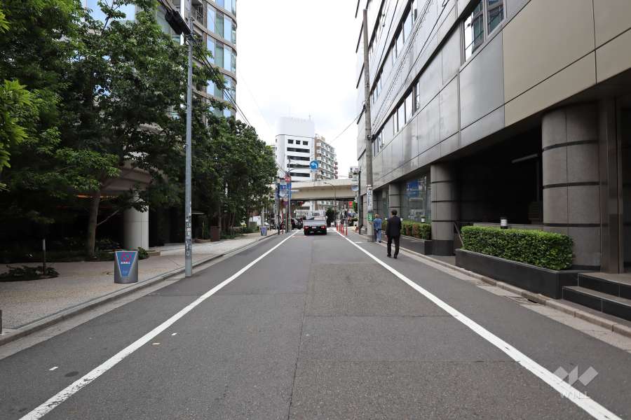 敷地北東側の前面道路（南東側から）