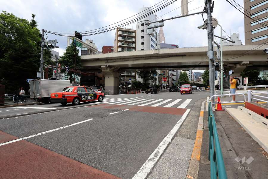敷地西側の前面道路（南側から）