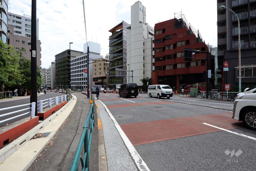 敷地西側の前面道路（北側から）