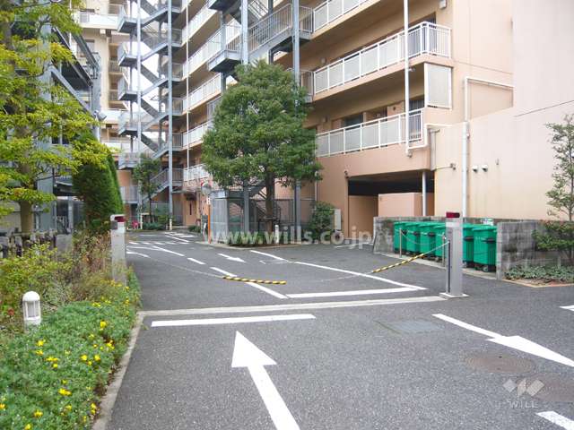 駐車場出入り口はロボットゲート付きです。