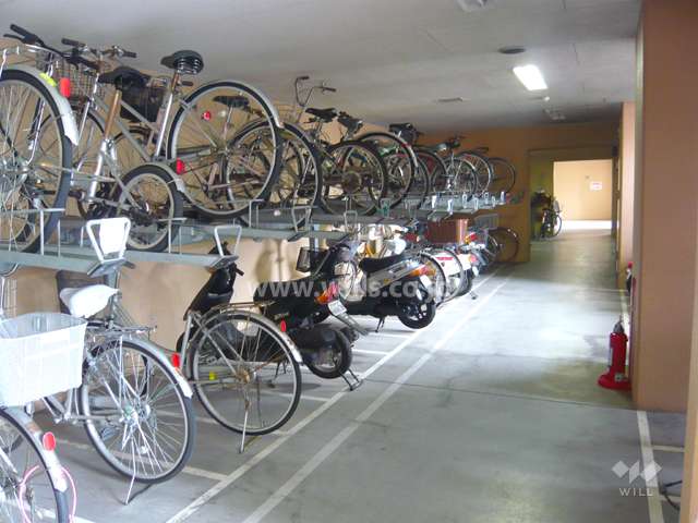 屋内にある駐輪場とバイク置き場