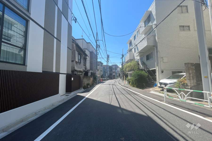 敷地北側の前面道路（東側から）