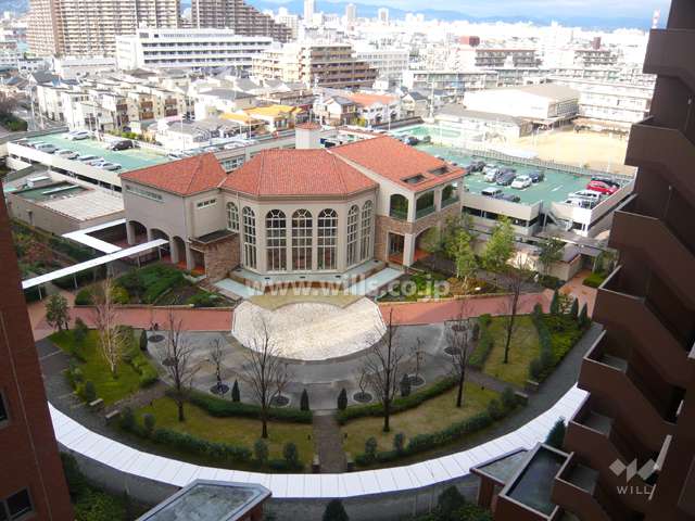 敷地中央にある共用棟