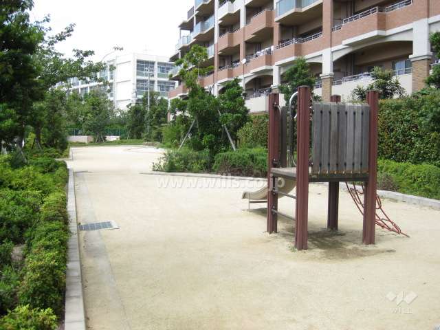 敷地に隣接して公園があります。