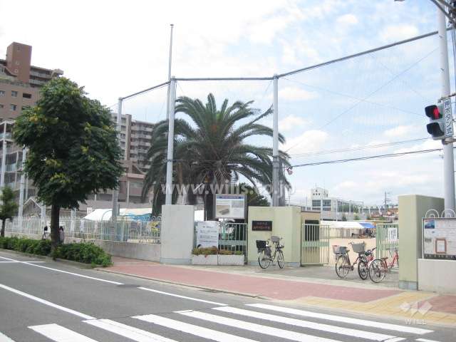 敷地北側に南甲子園小学校があります。