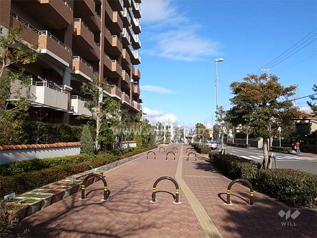 D棟の目の前はバス通りですが、広い歩道が設けられています。