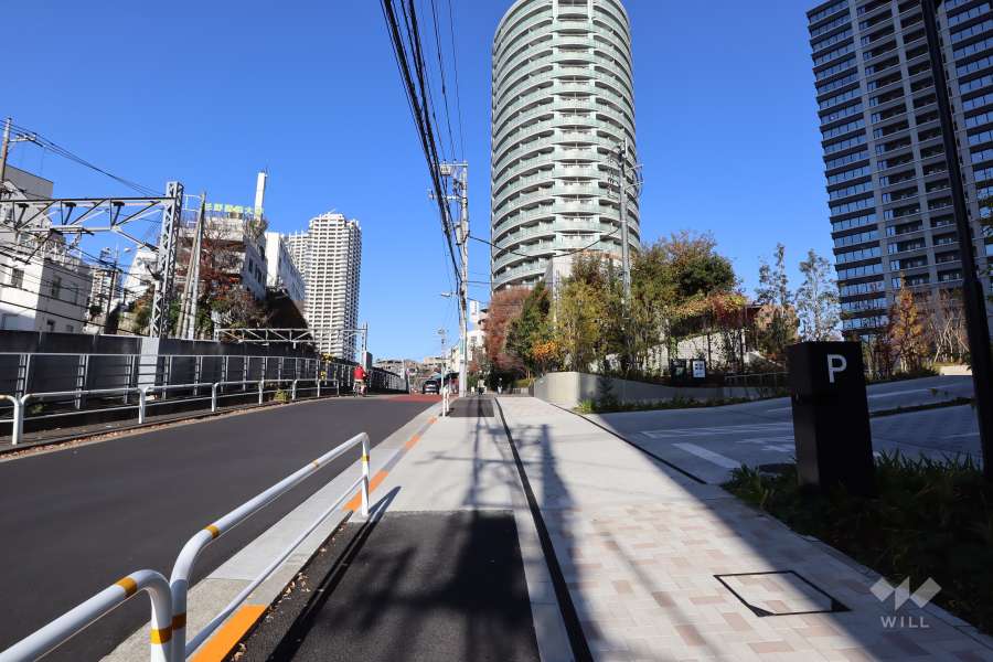 敷地西側の前面道路（南側から）