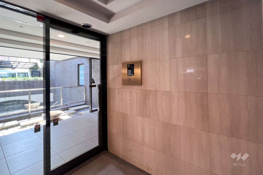 エントランスはオートロック付きです。