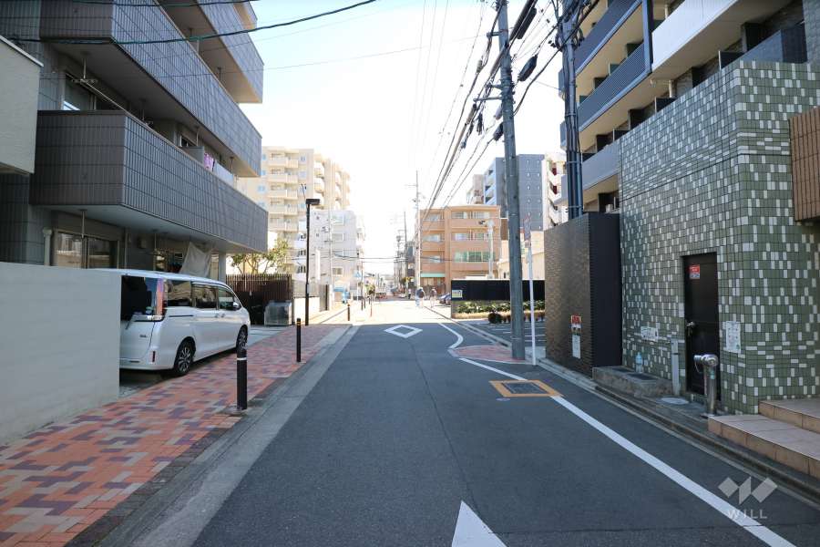 敷地北東側の前面道路(北西側から)