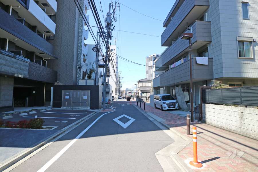 敷地北東側の前面道路(南東側から)