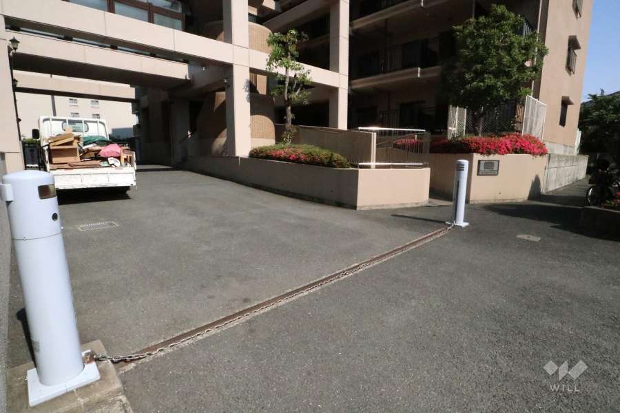 駐車場出入り口（ロボットゲート付き）