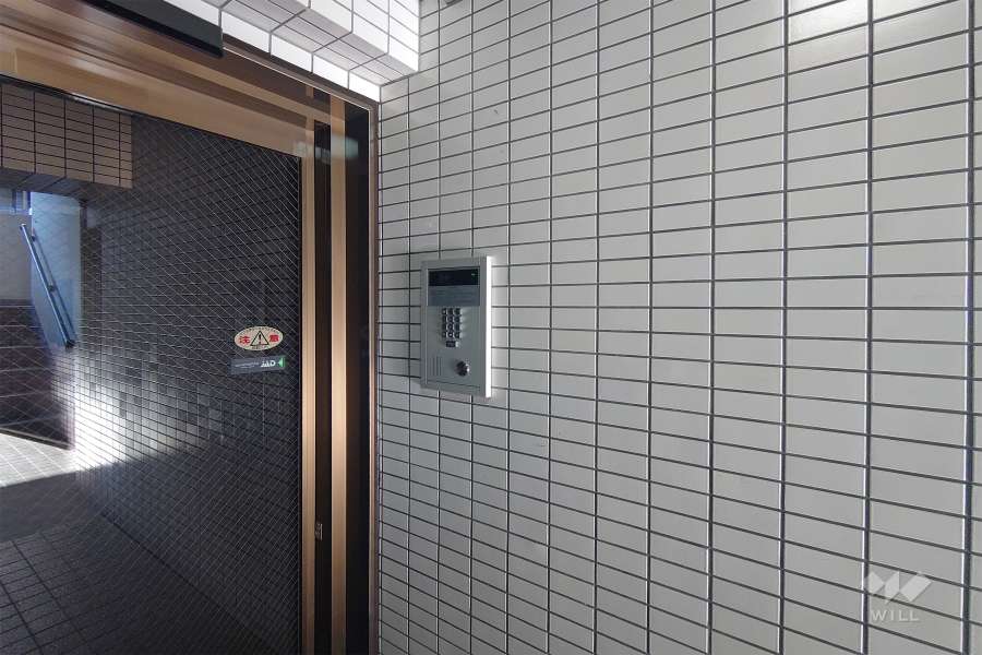 エントランスはオートロック付きです。