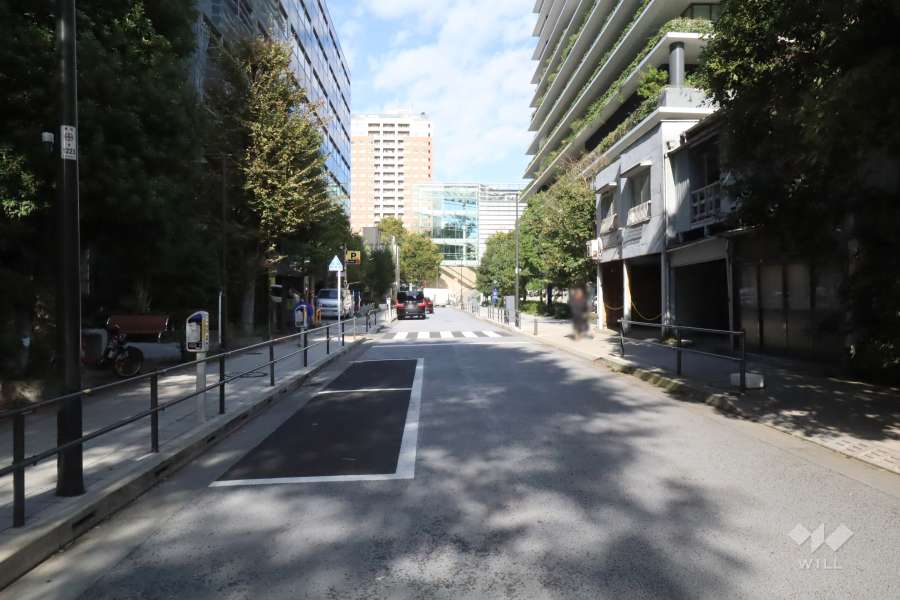 敷地西側の前面道路