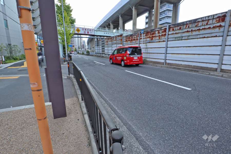 敷地西側の前面道路