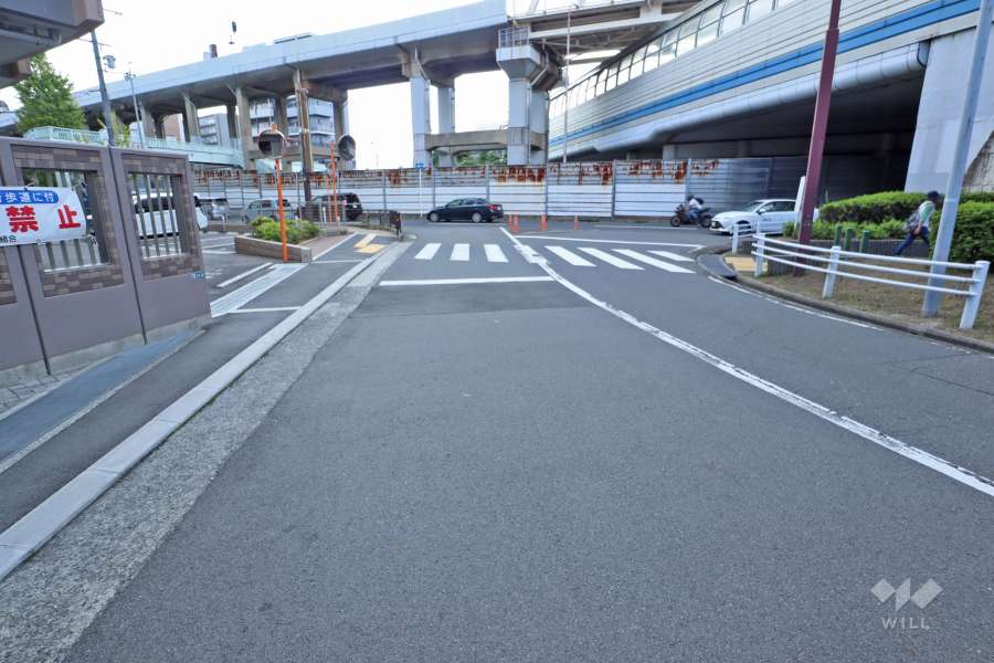 敷地北側の前面道路（東側から）