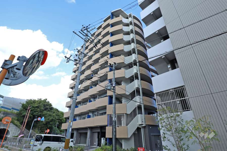プレサンス江坂ベルフィーヌの外観（南西側から）