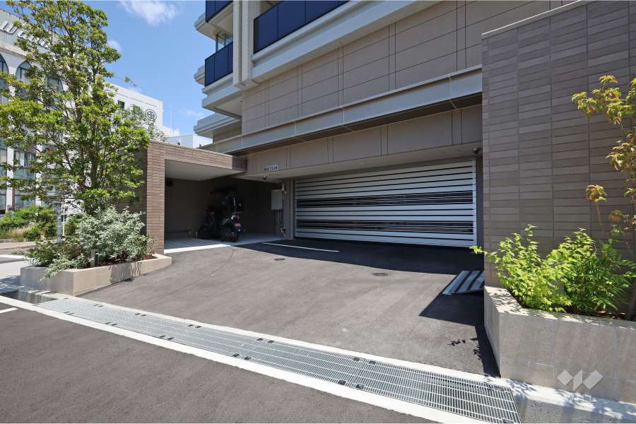 駐車場の出入口（ゲート付き）