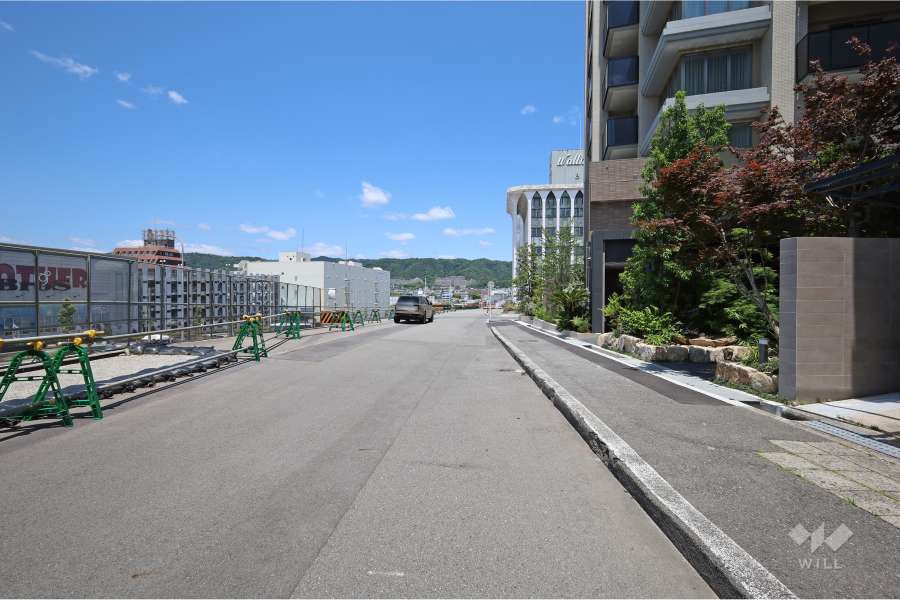 敷地西側の前面道路