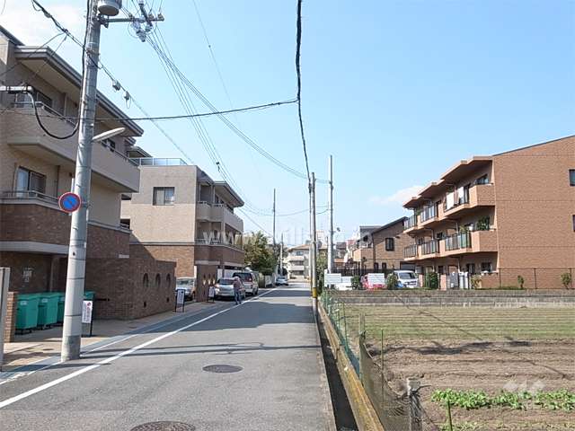 敷地北側の前面道路。敷地の西側は『瓦木幼稚園』に面しています。