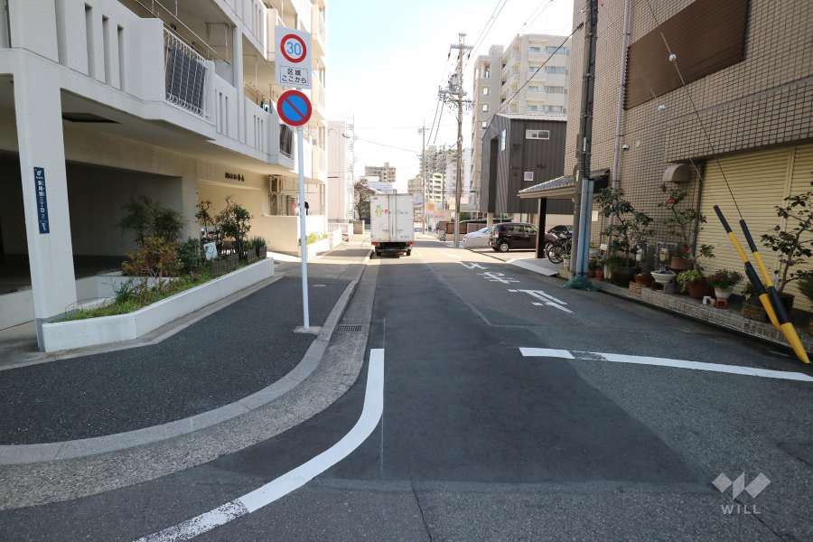 敷地南側の前面道路。大通りへと続く交通量の少ない通りです。