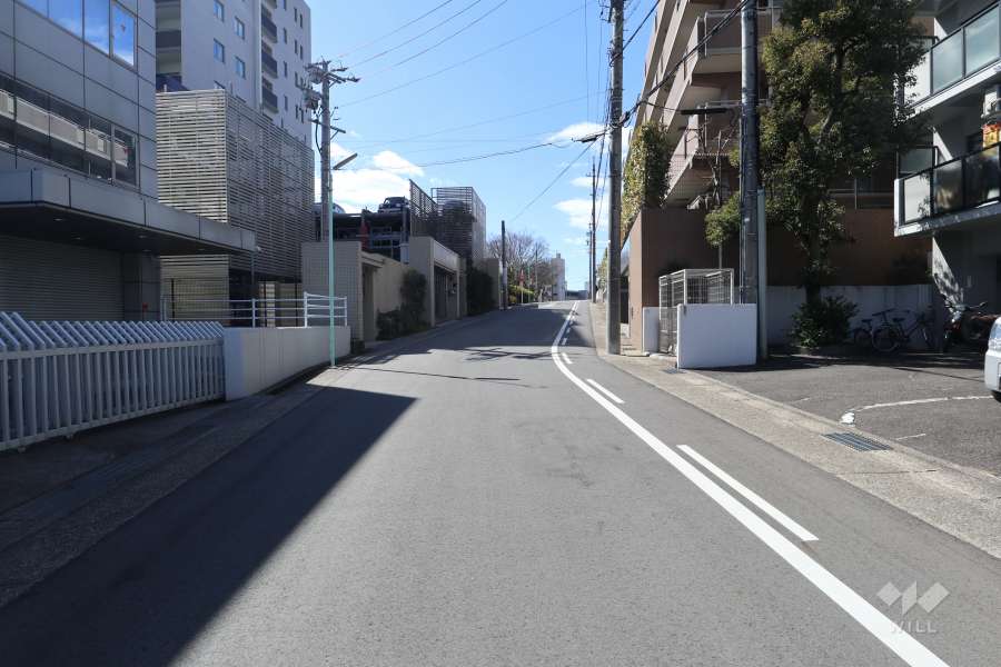 敷地南側の前面道路（東側から）