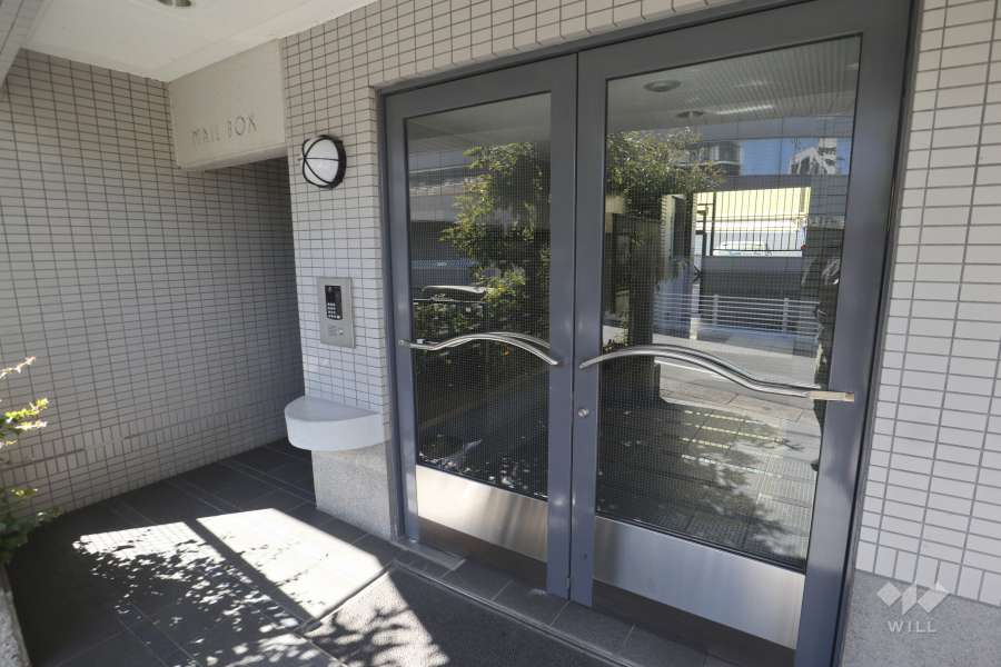 エントランスはオートロック付きです。