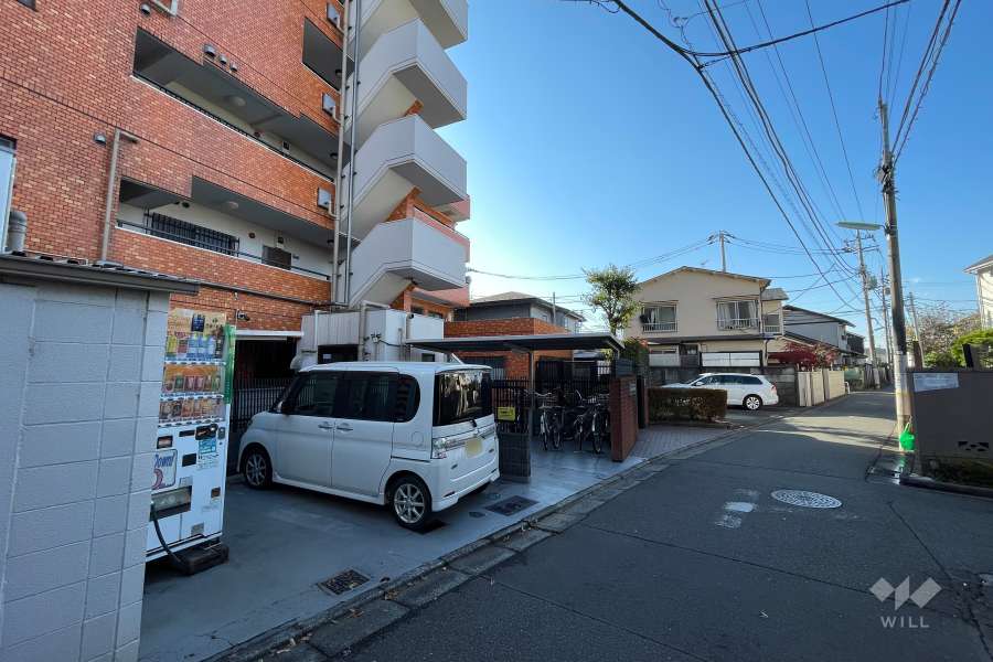 敷地北側の前面道路（東側から）