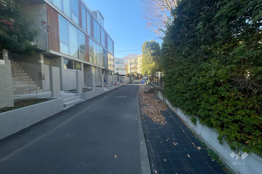 敷地北側の前面道路