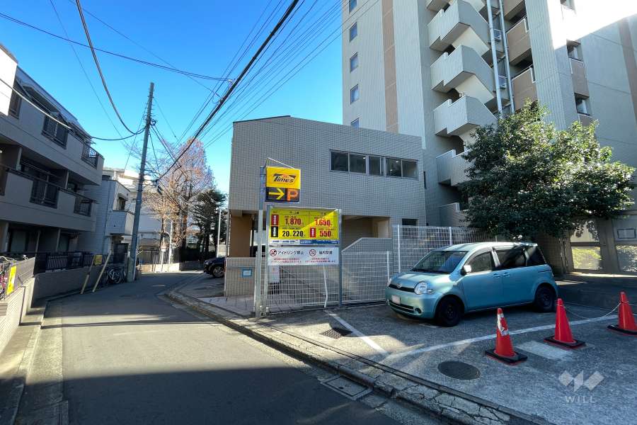 敷地の北西側前面道路（南西側から）