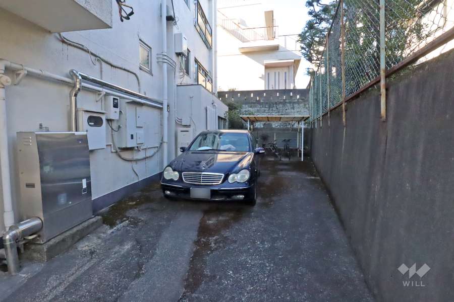 敷地内駐車場（屋内平面式）と駐輪場