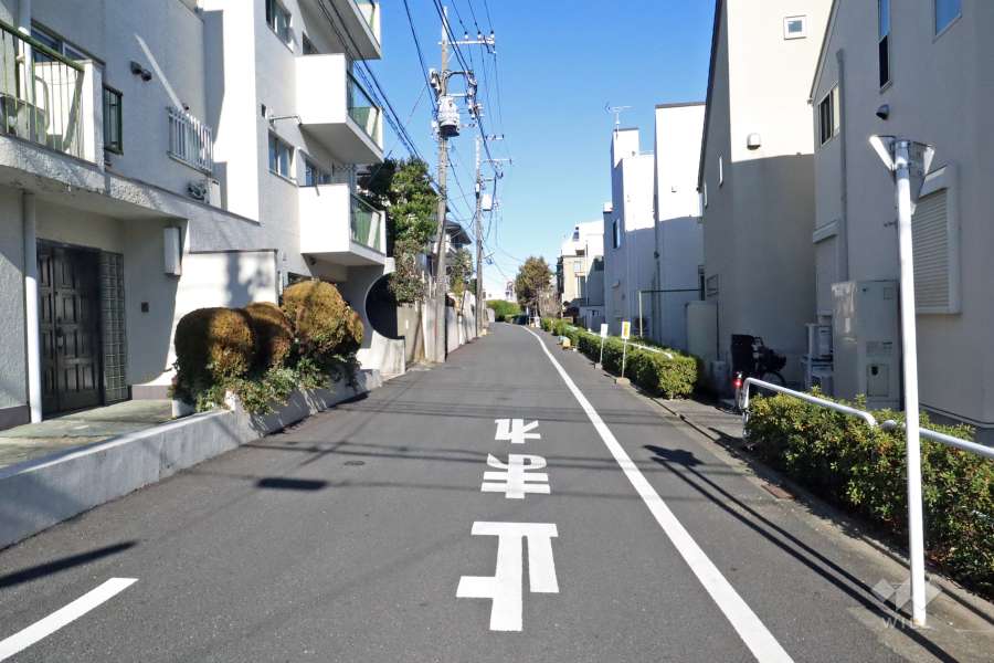 敷地東側前面道路（南側から）