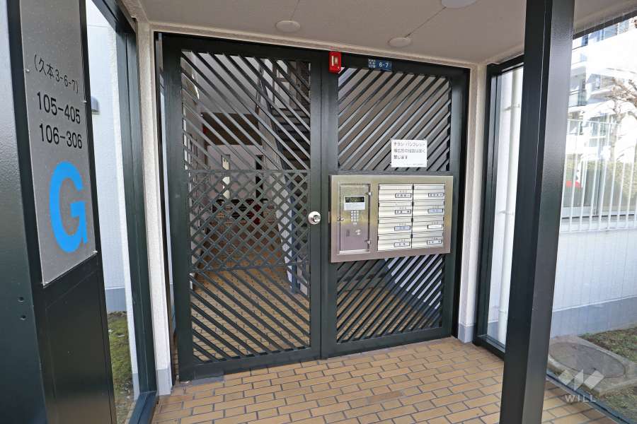 エントランスはオートロック付きです。