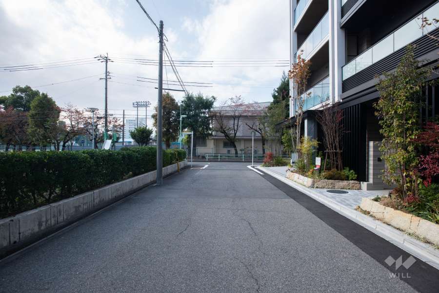 敷地南側の前面道路（東側から）