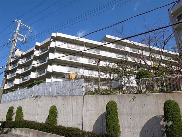 ライオンズマンション西宮高座B棟の外観（南西側から）　高台に建っています。