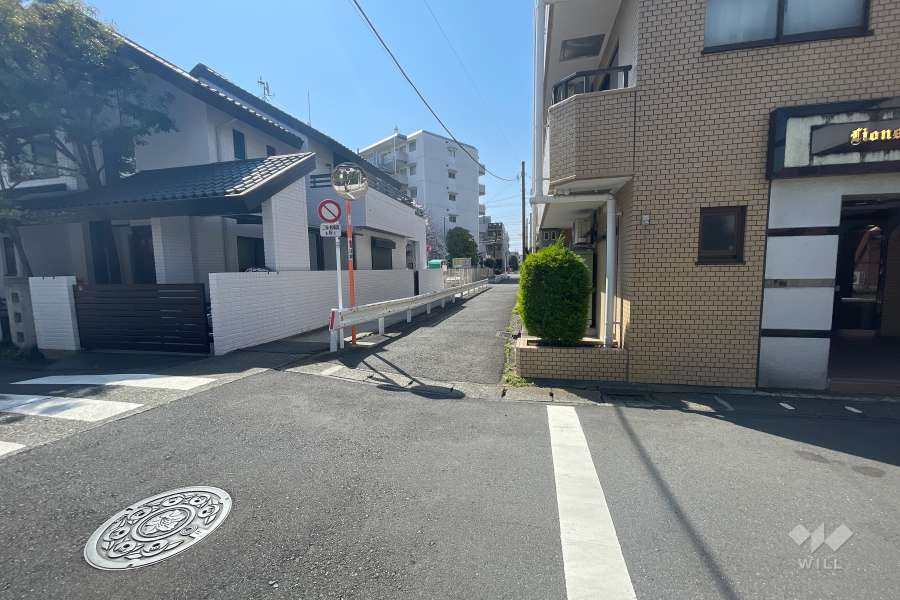 敷地東側の前面道路（北側から）