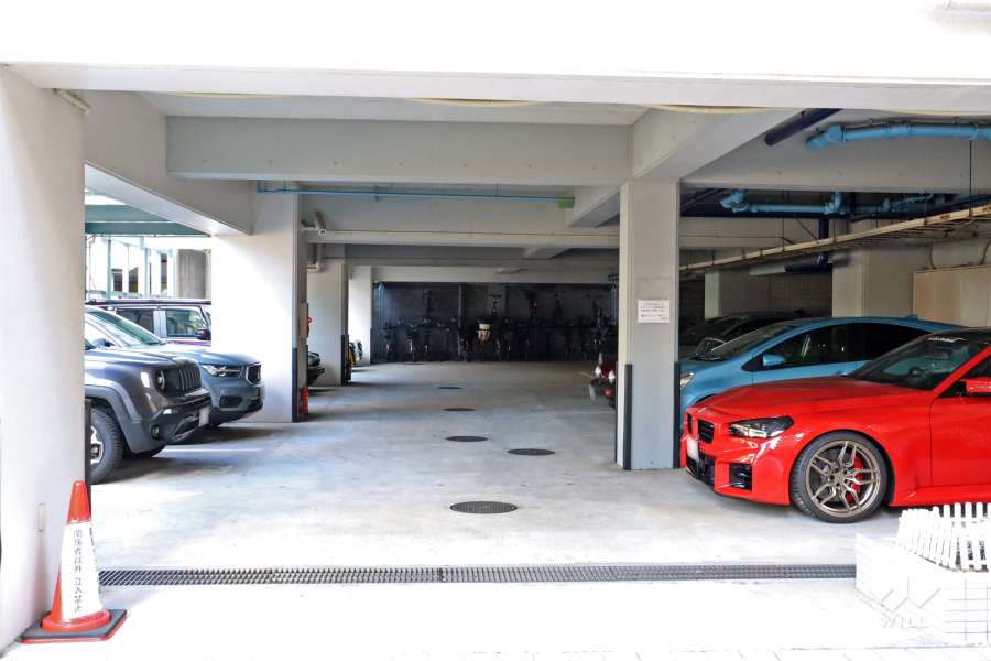 敷地内駐車場（屋内平面式）と駐輪場