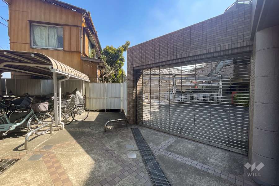 駐車場の出入り口（リングシャッター付き）と駐輪場